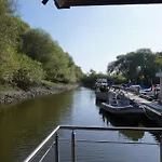 Hausboot Stoeckte بيت للعطل فينزن