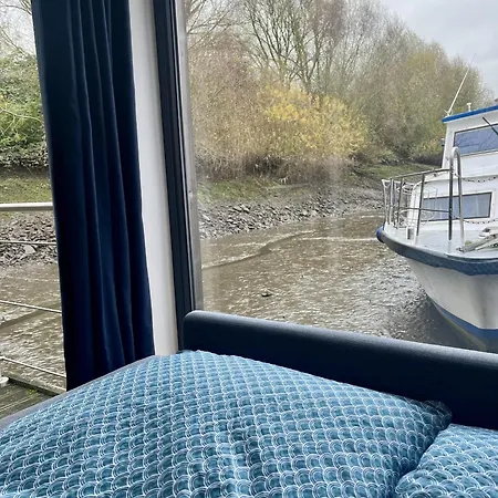 別荘 Hausboot Stoeckte